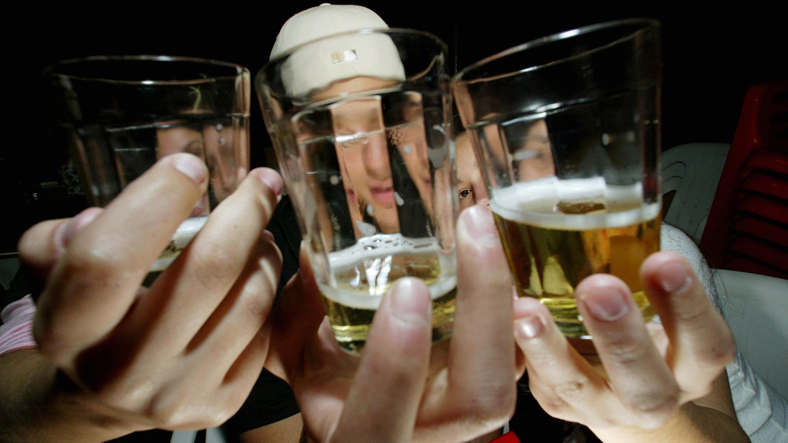 Por que tantos adolescentes ainda bebem, mesmo com a venda proibida no Brasil?