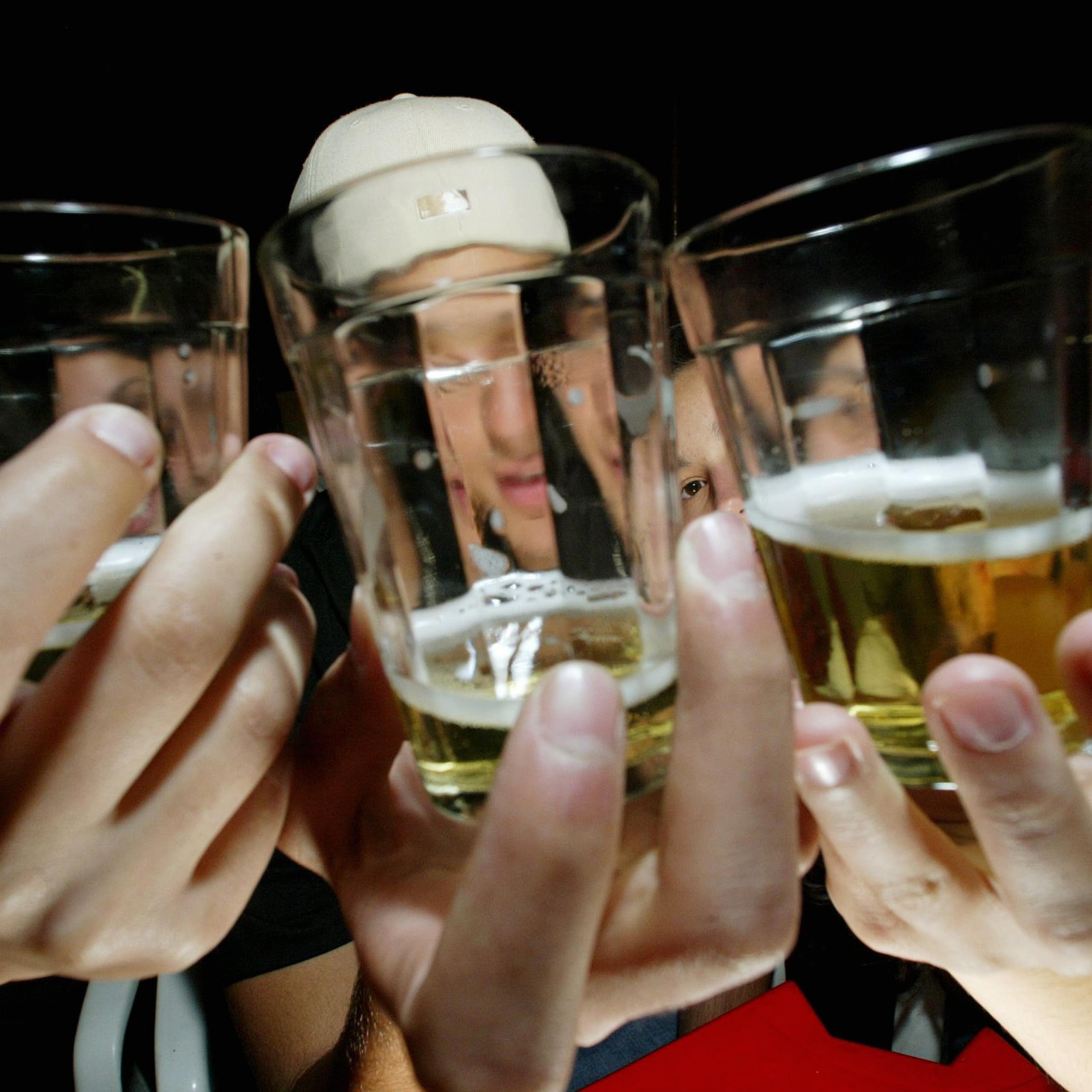 Por que tantos adolescentes ainda bebem, mesmo com a venda proibida no Brasil?