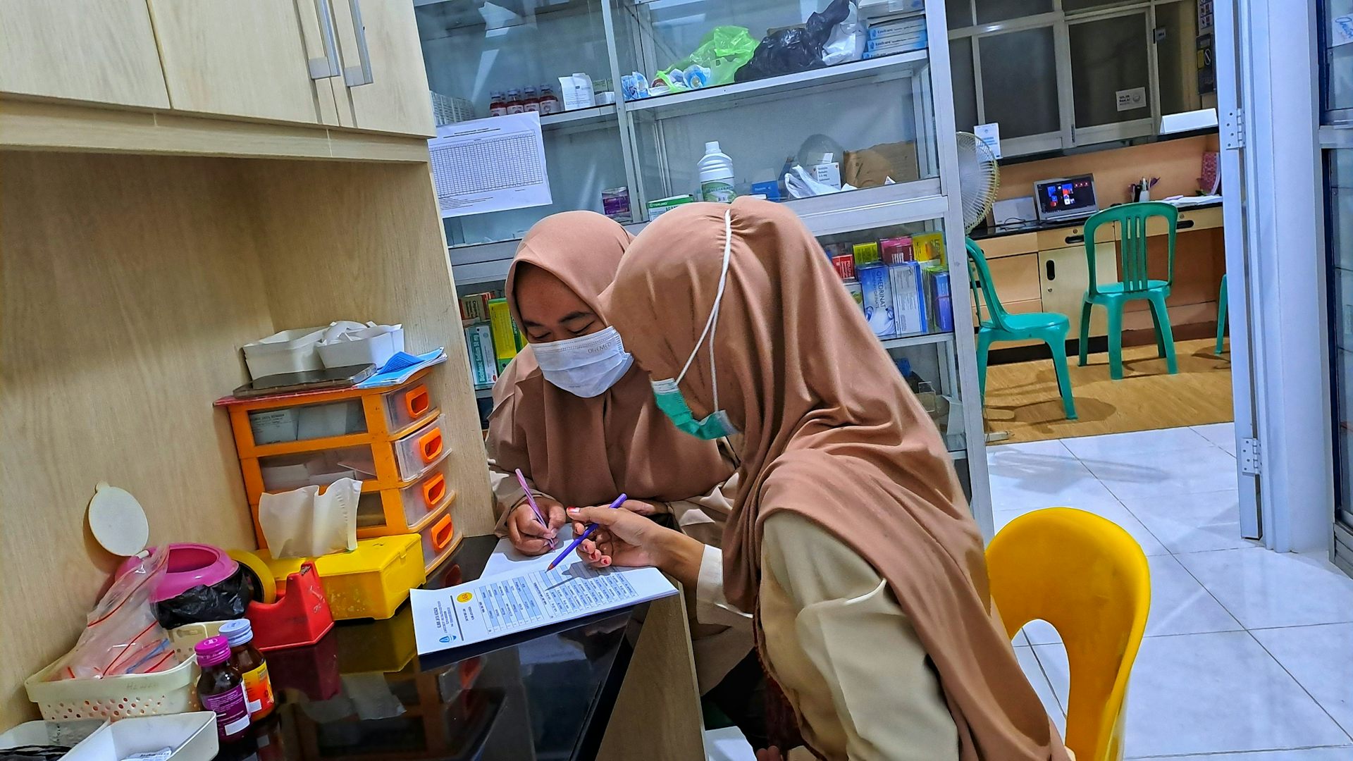 Bidan di Indonesia terbebani pekerjaan administratif yang berisiko ganggu pelayanan kesehatan ibu dan anak.