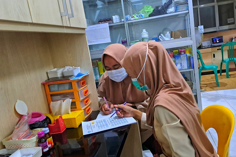 Bidan di Indonesia terbebani pekerjaan administratif yang berisiko ganggu pelayanan kesehatan ibu dan anak.