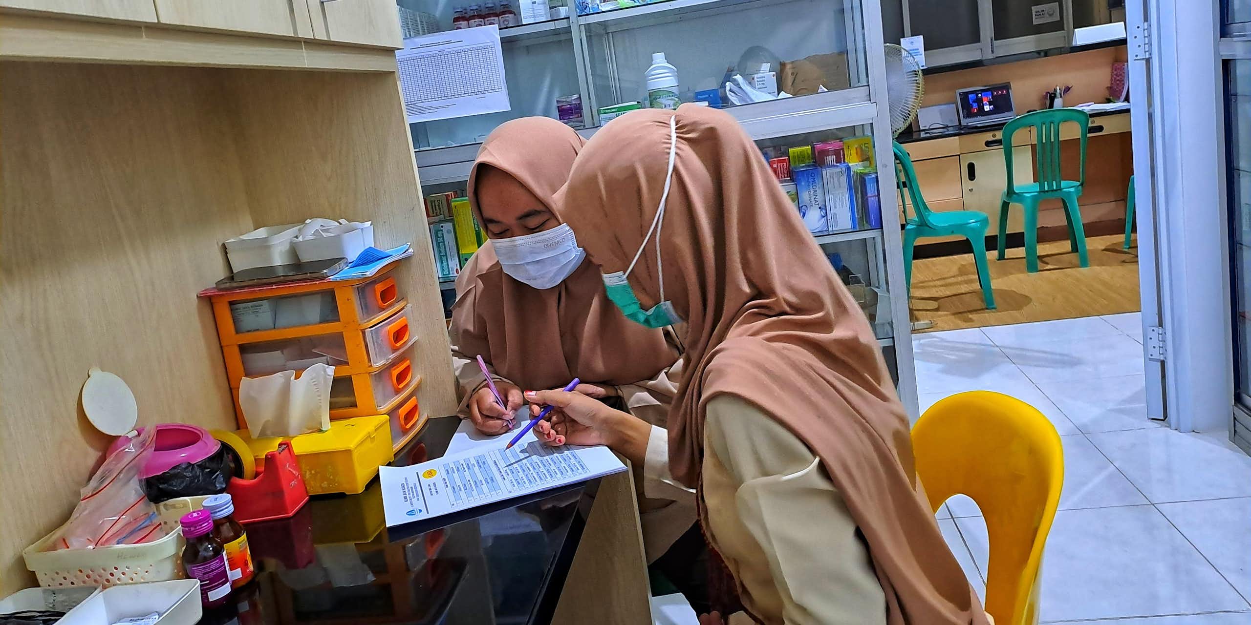 Risiko ‘burnout’ ancam bidan di Indonesia: Dibebani tugas administrasi, harus hadapi pasien 24 jam