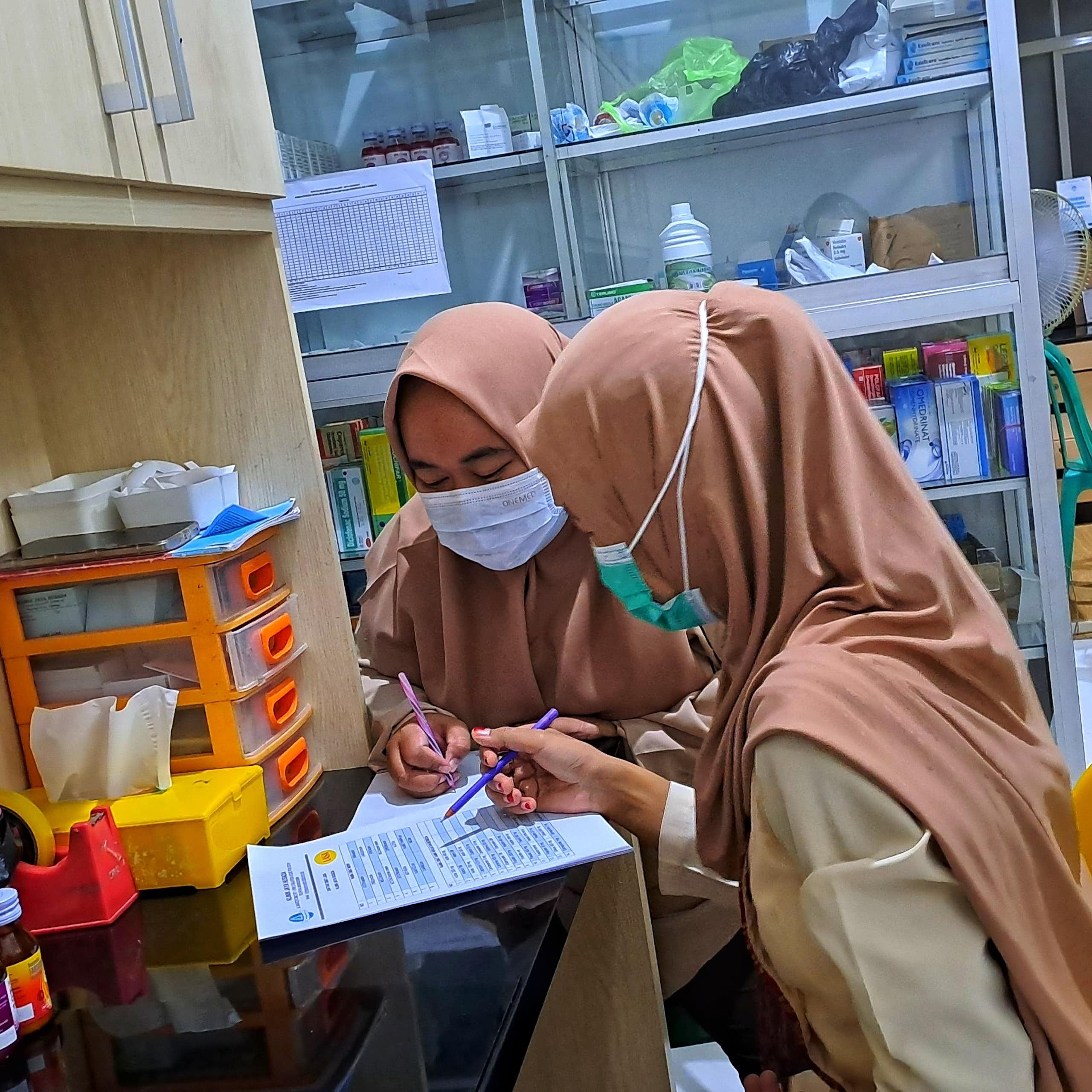 Bidan di Indonesia terbebani pekerjaan administratif yang berisiko ganggu pelayanan kesehatan ibu dan anak.