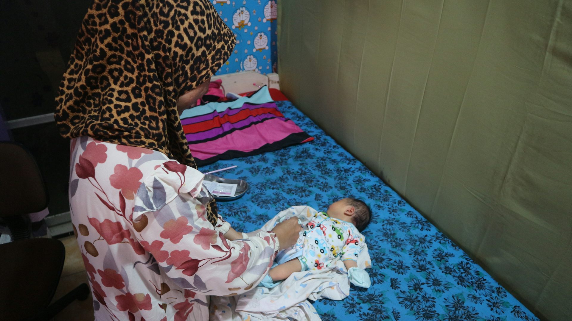 Bidan saat periksa kesehatan bayi.