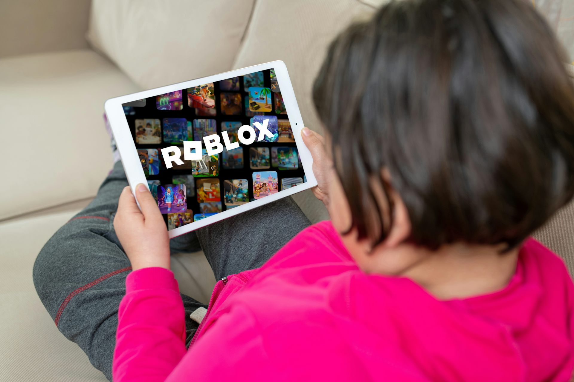 Roblox punya risiko konten dan interaksi yang berbahaya bagi anak-anak.