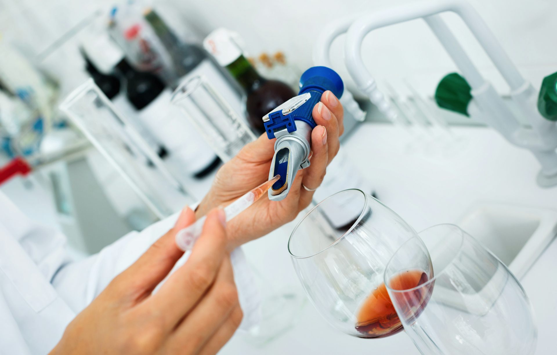 Análisis de vino en un laboratorio químico.