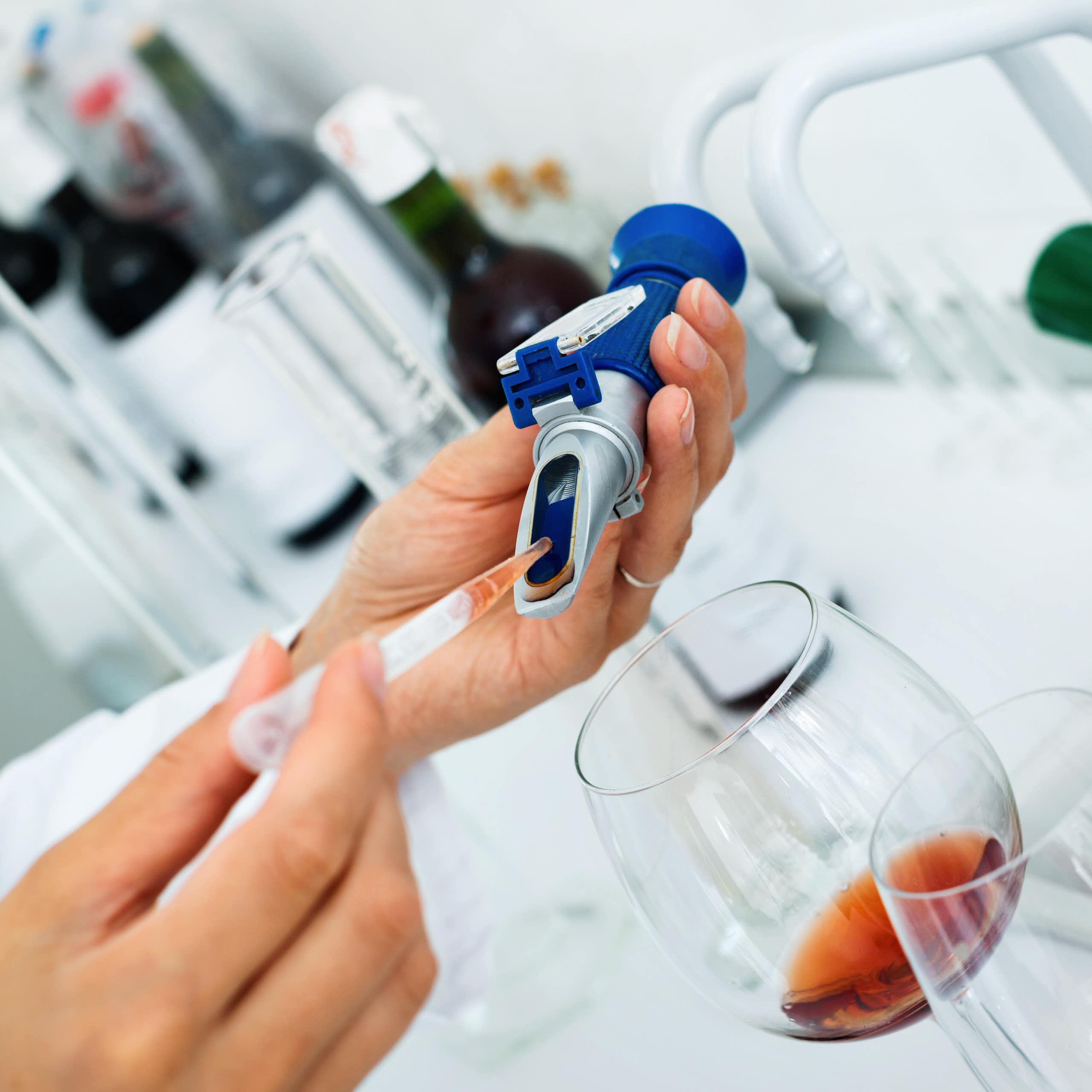 Análisis de vino en un laboratorio químico.