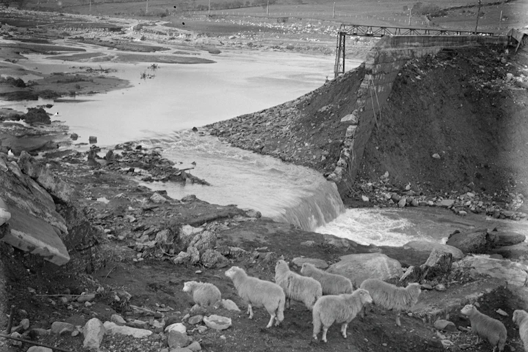 A black and white photograph from November 1925 showing the dam