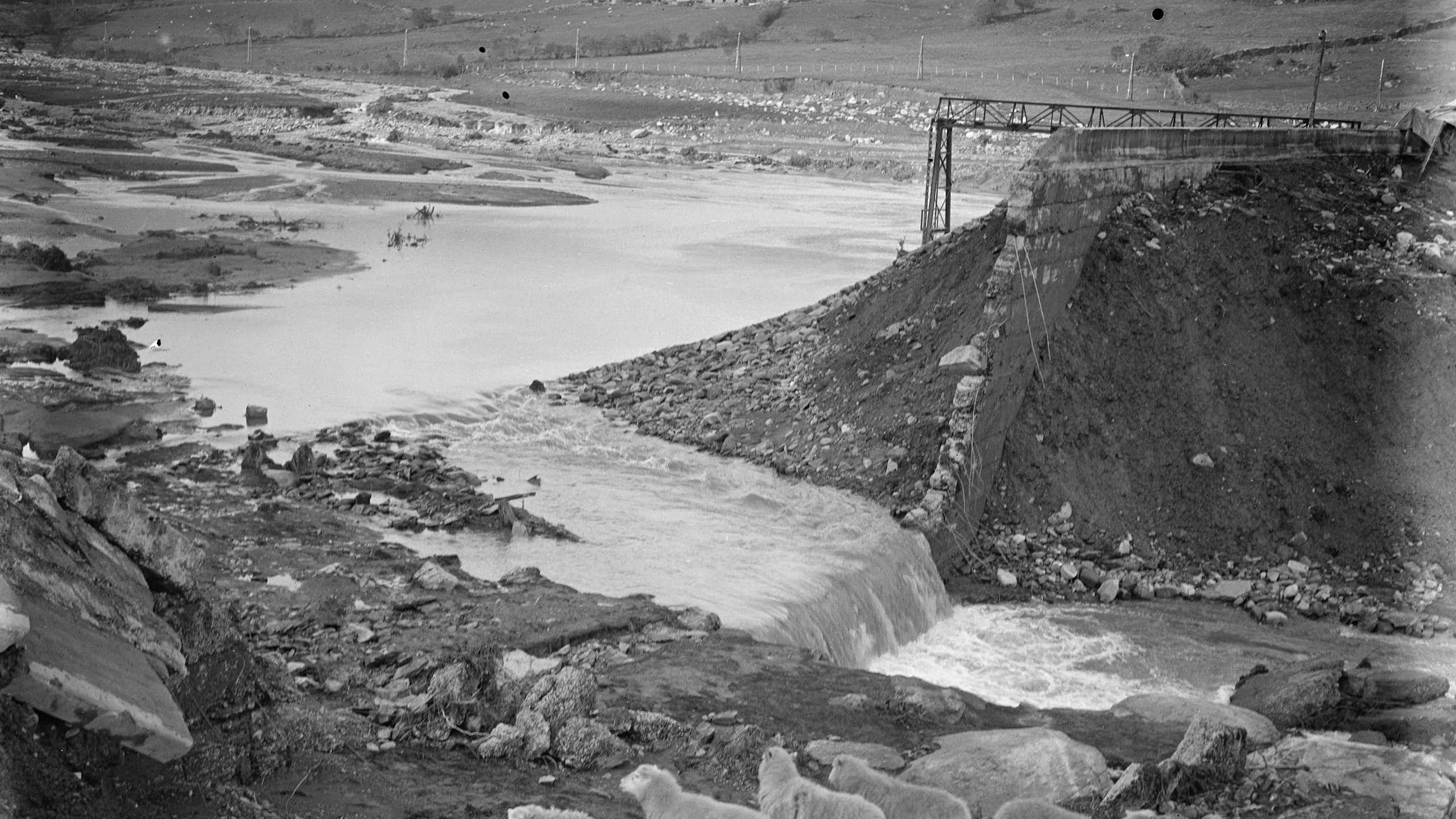 A black and white photograph from November 1925 showing the dam