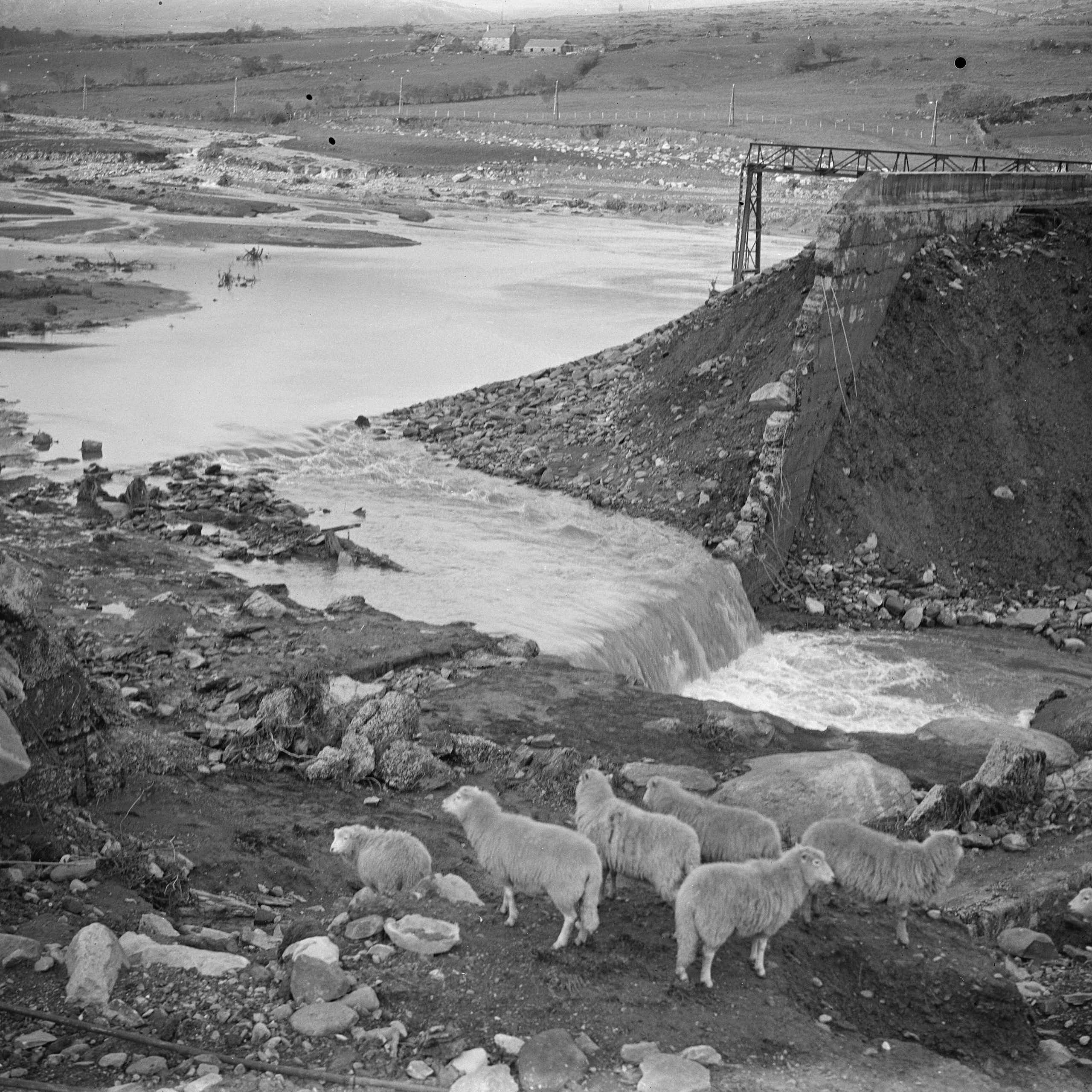 A black and white photograph from November 1925 showing the dam