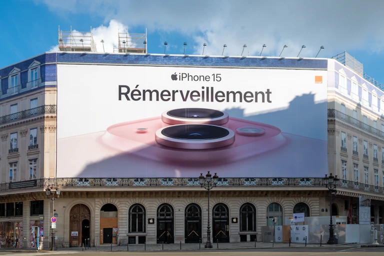 Publicité d'Apple sur un bâtiment de Paris.