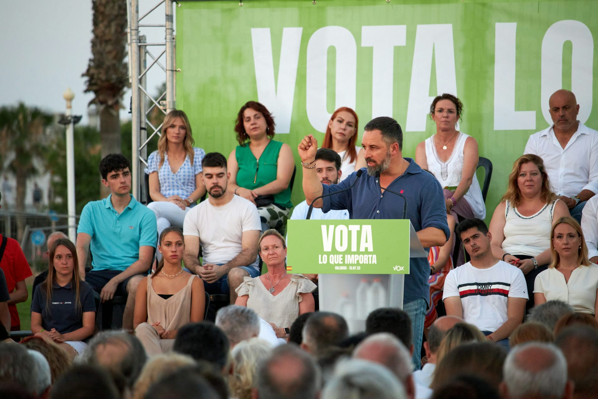 Un hombre con barba dando un mitin.