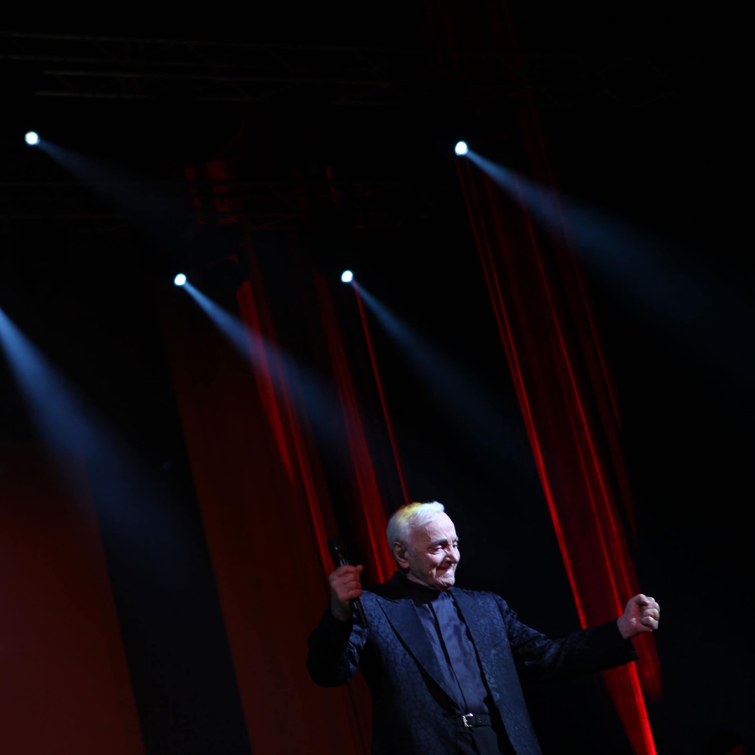 Un hombre mayor baila en un escenario.