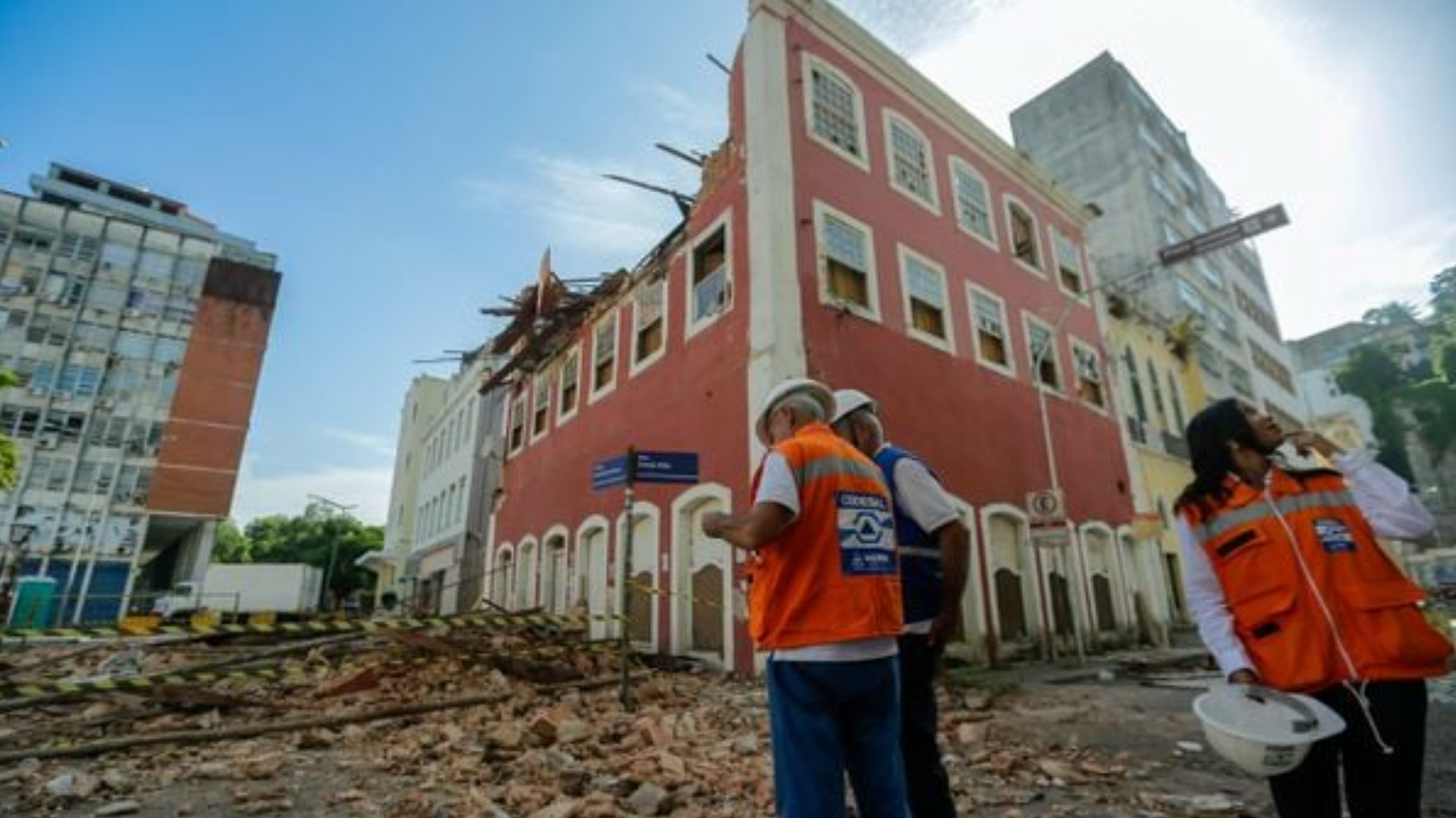 Abandono de patrimônio histórico nas capitais expõe conflitos entre interesses público e privado