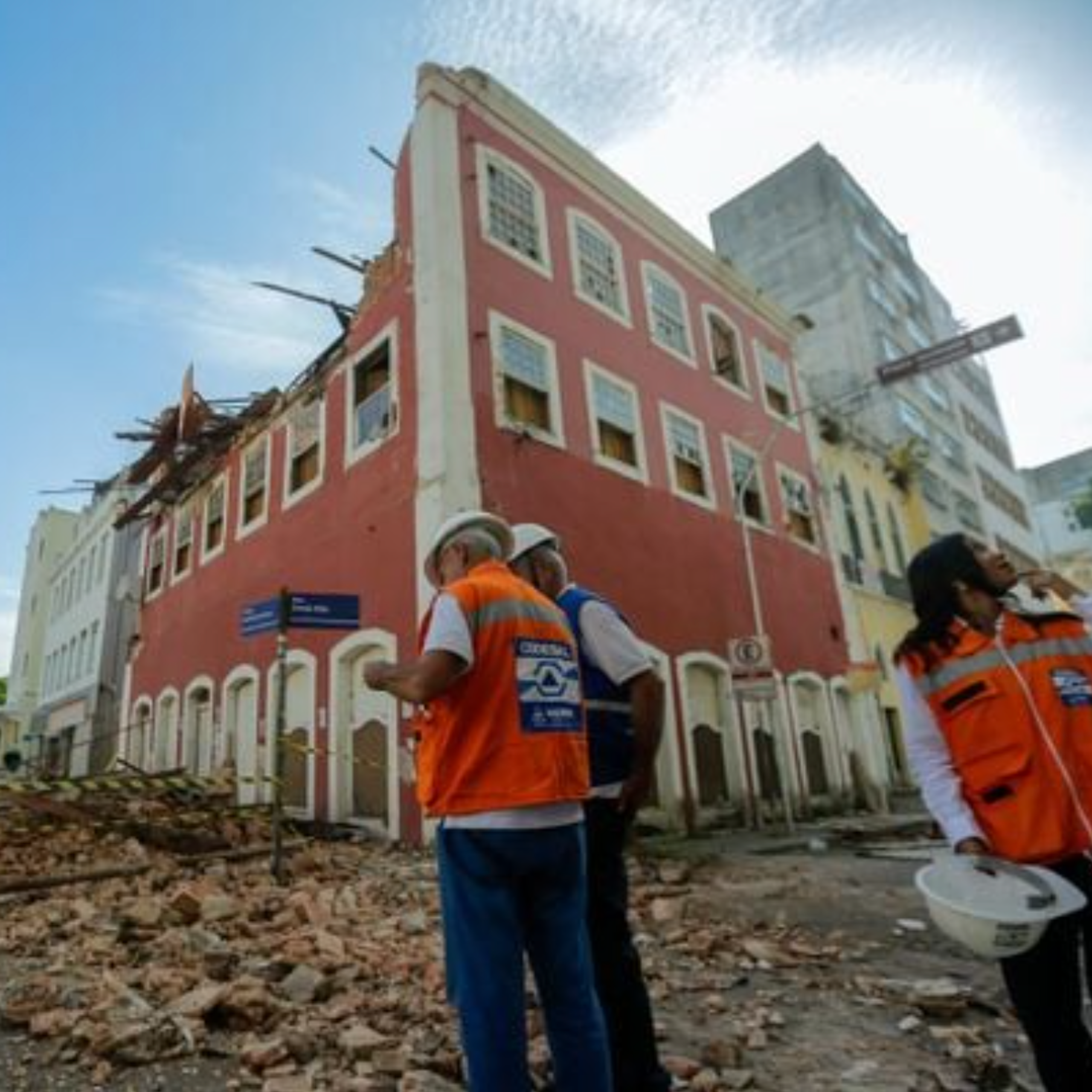 Abandono de patrimônio histórico nas capitais expõe conflitos entre interesses público e privado