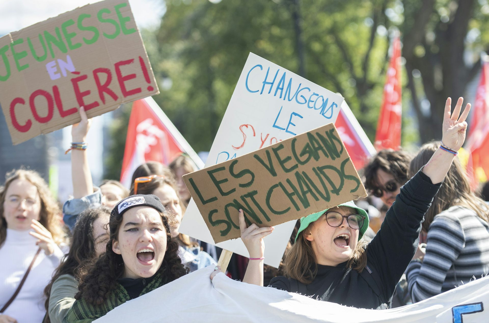 Des gens manifestent au nom du climat.