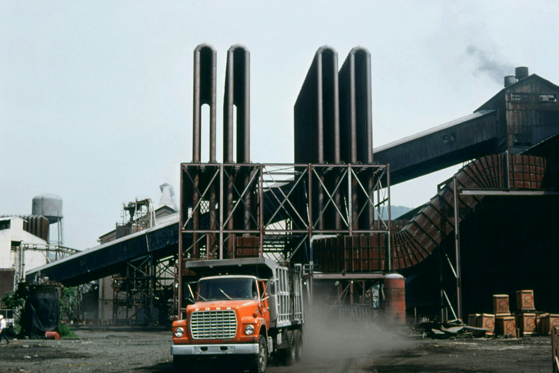Une usine et un camion industriel