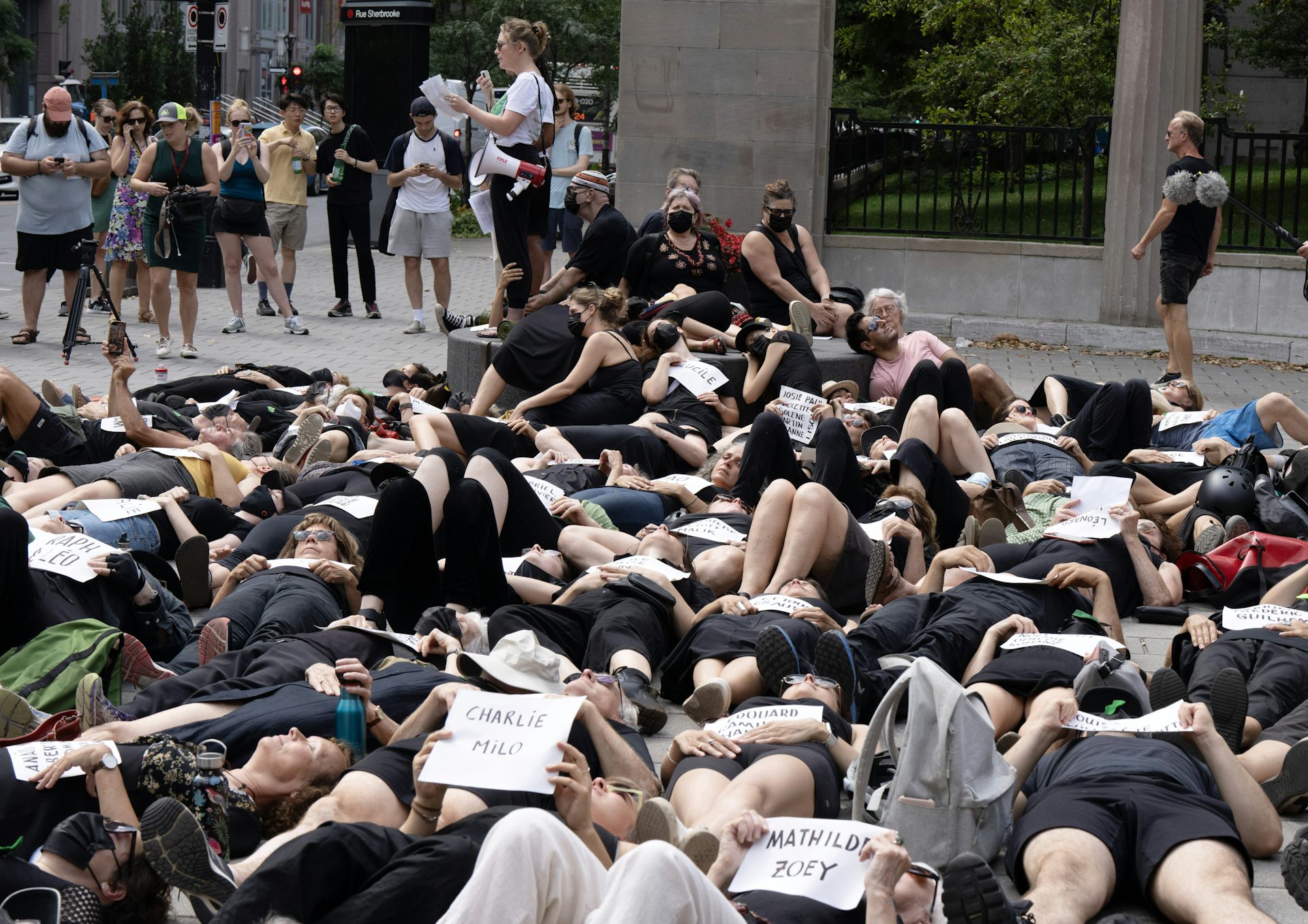 Des gens manifestent en se couchant au sol