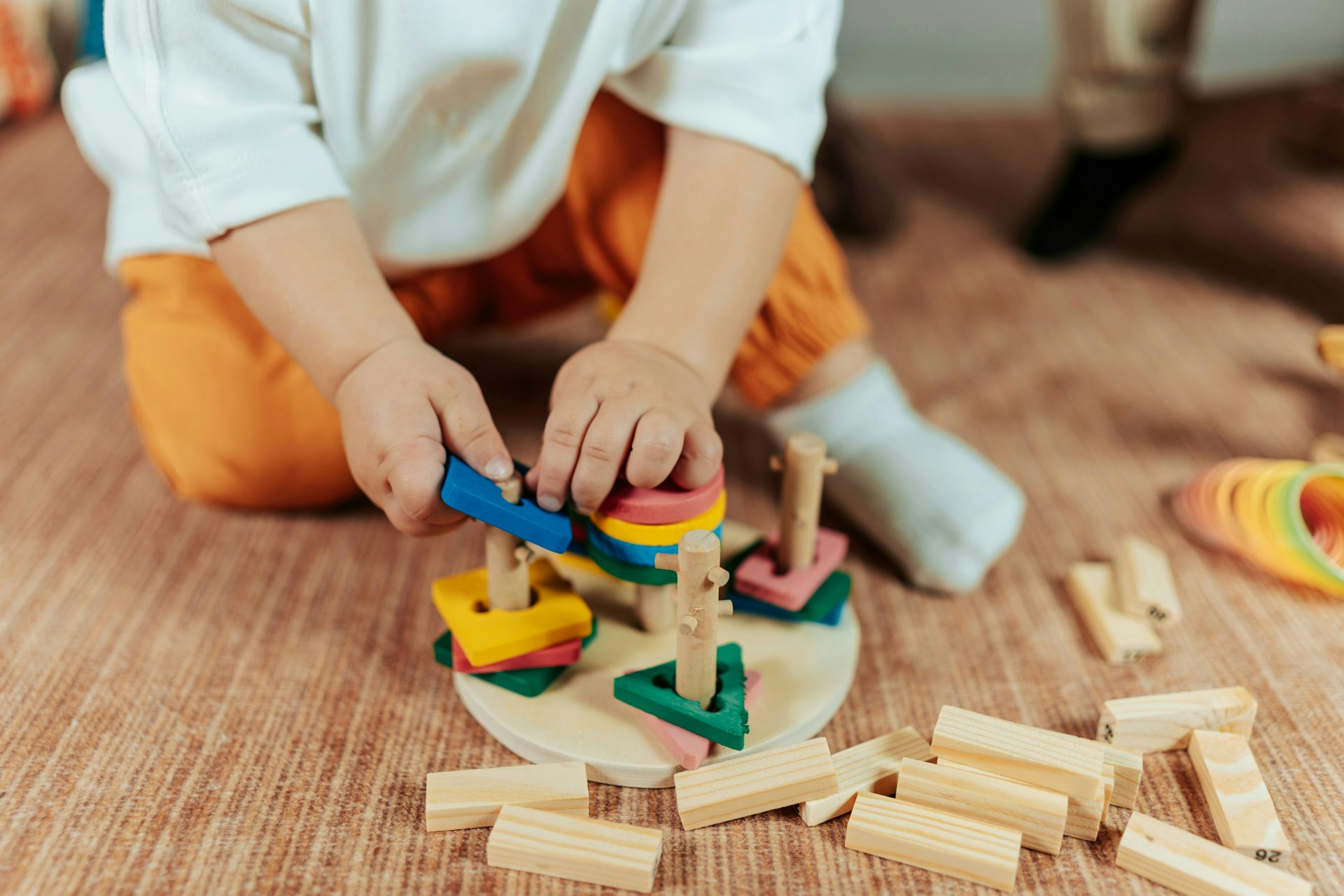 un enfant joue avec des blocs en bois