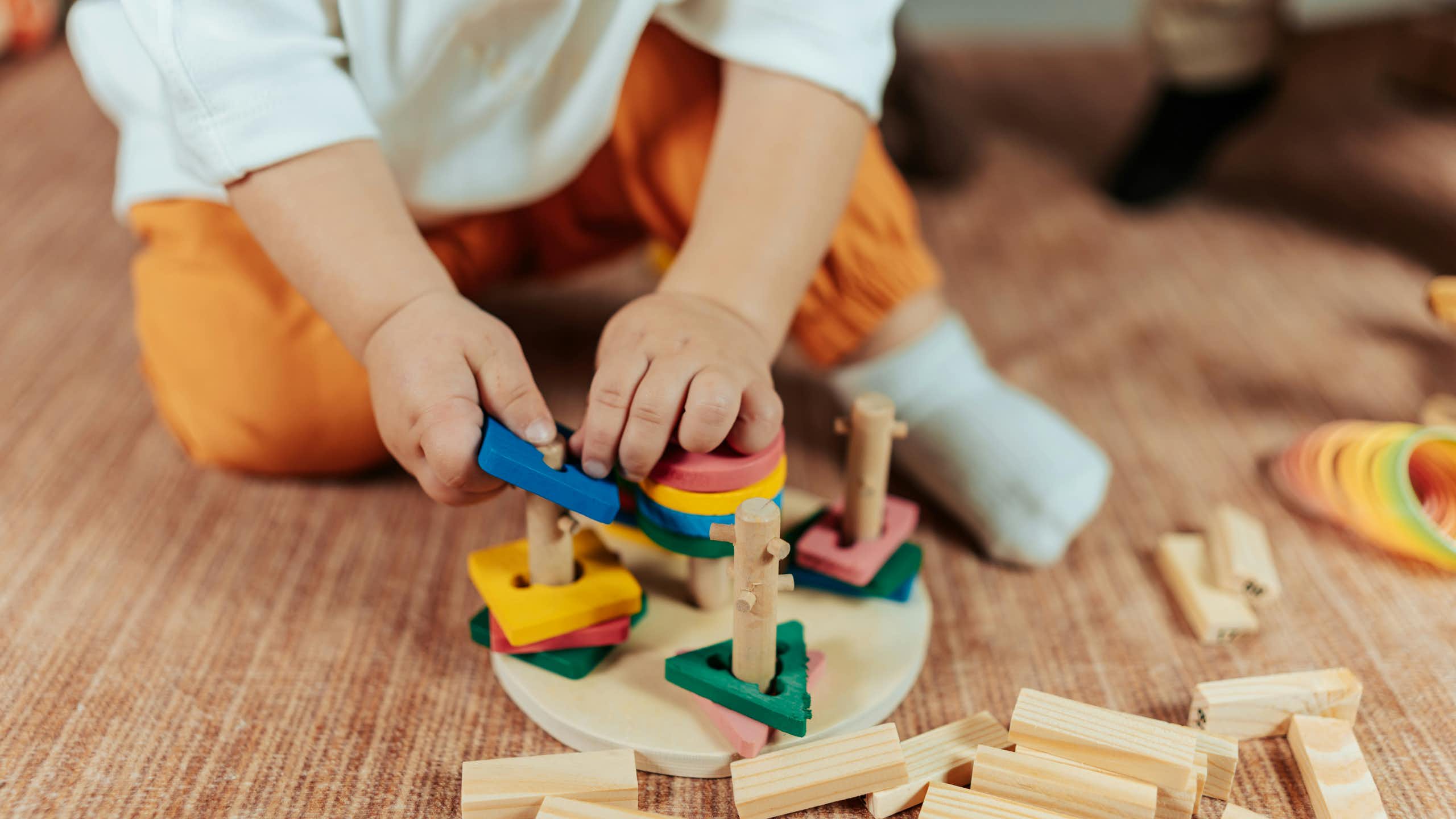 un enfant joue avec des blocs en bois