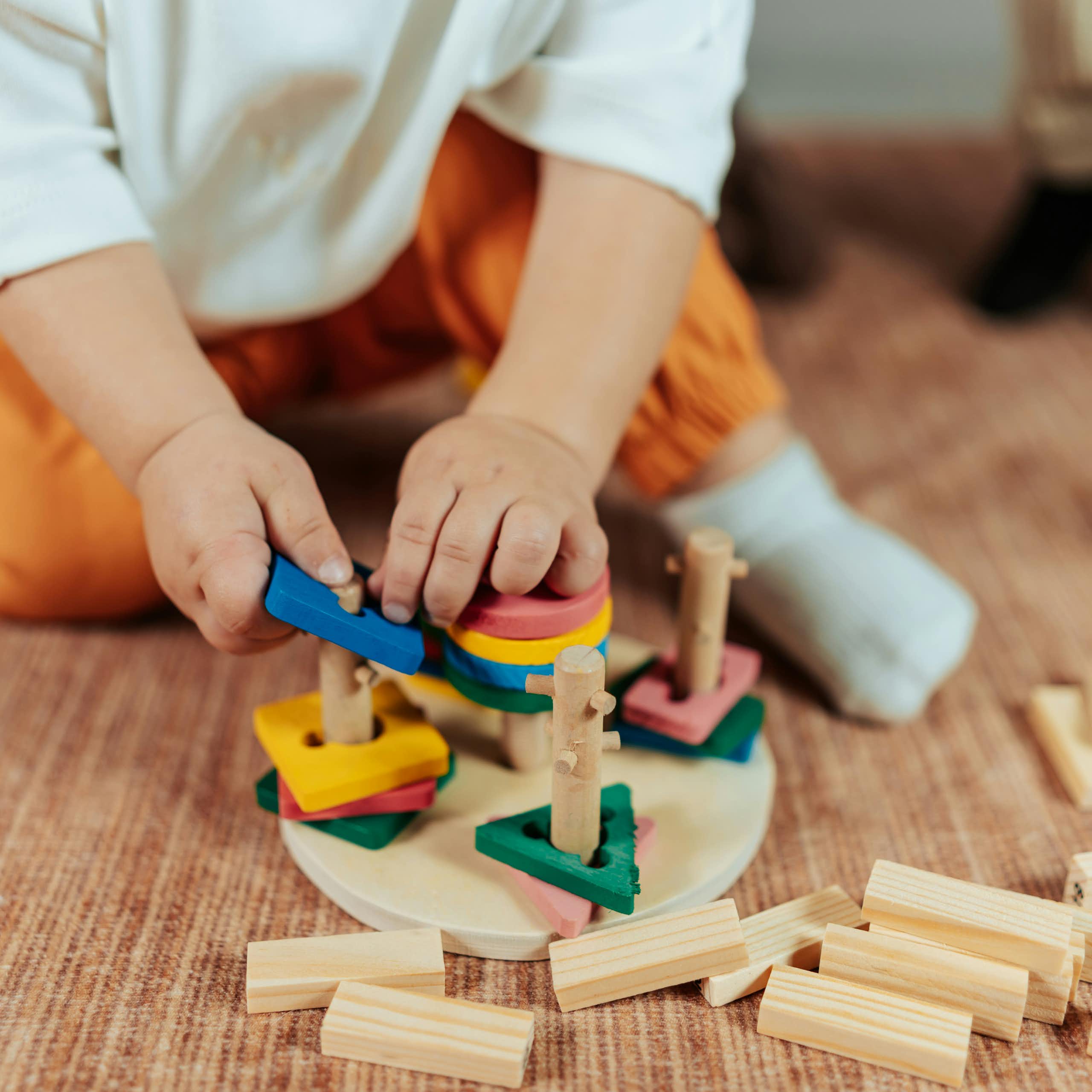 un enfant joue avec des blocs en bois