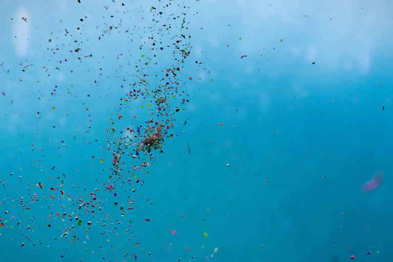 microplásticos flutuando no oceano azul