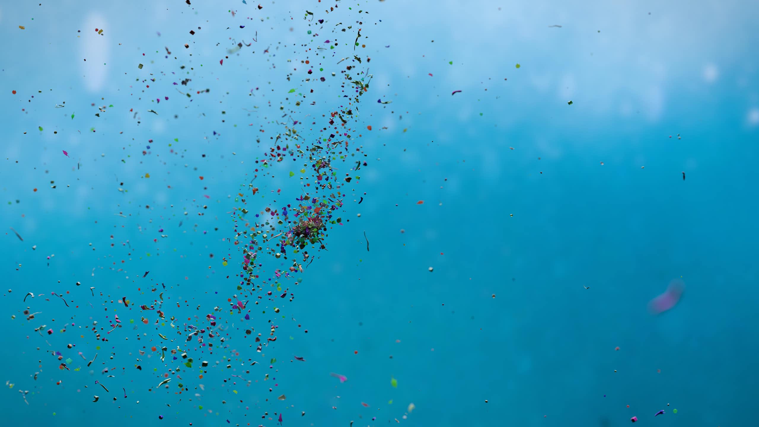 microplásticos flutuando no oceano azul