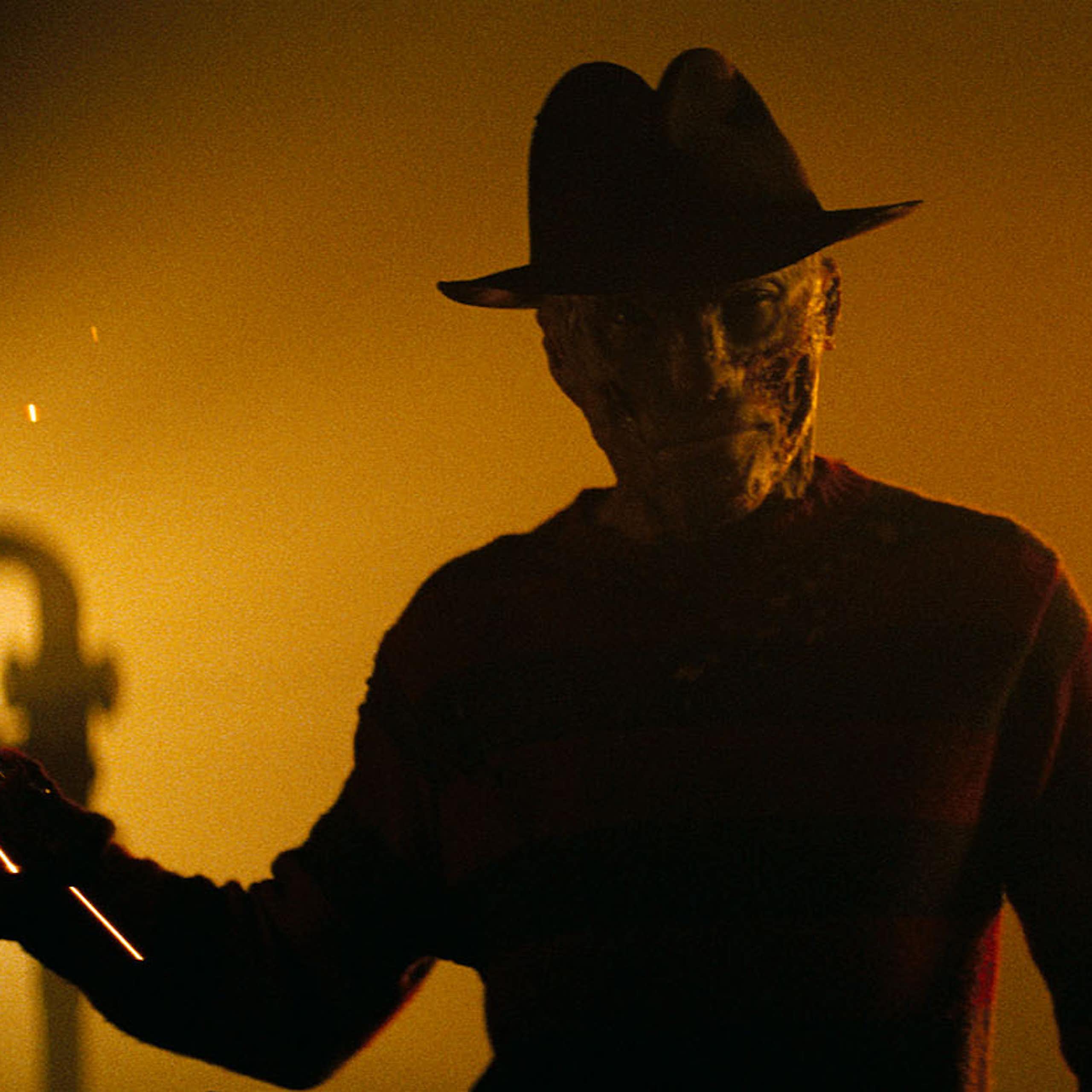 Sebuah adegan dari 'A Nightmare on Elm Street' memperlihatkan pembunuh berantai Freddy Krueger berjalan dalam bayangan.
