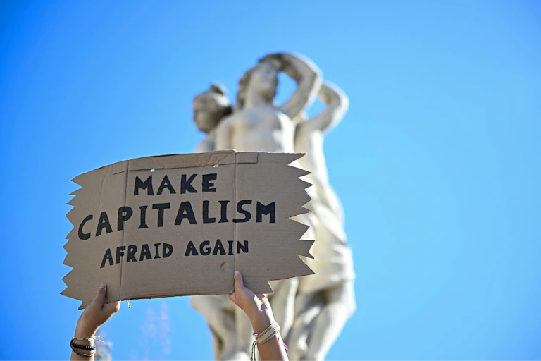 Slogan anticapitaliste durant la manifestation « Bloquons tout » à Montpellier en septembre 2025.