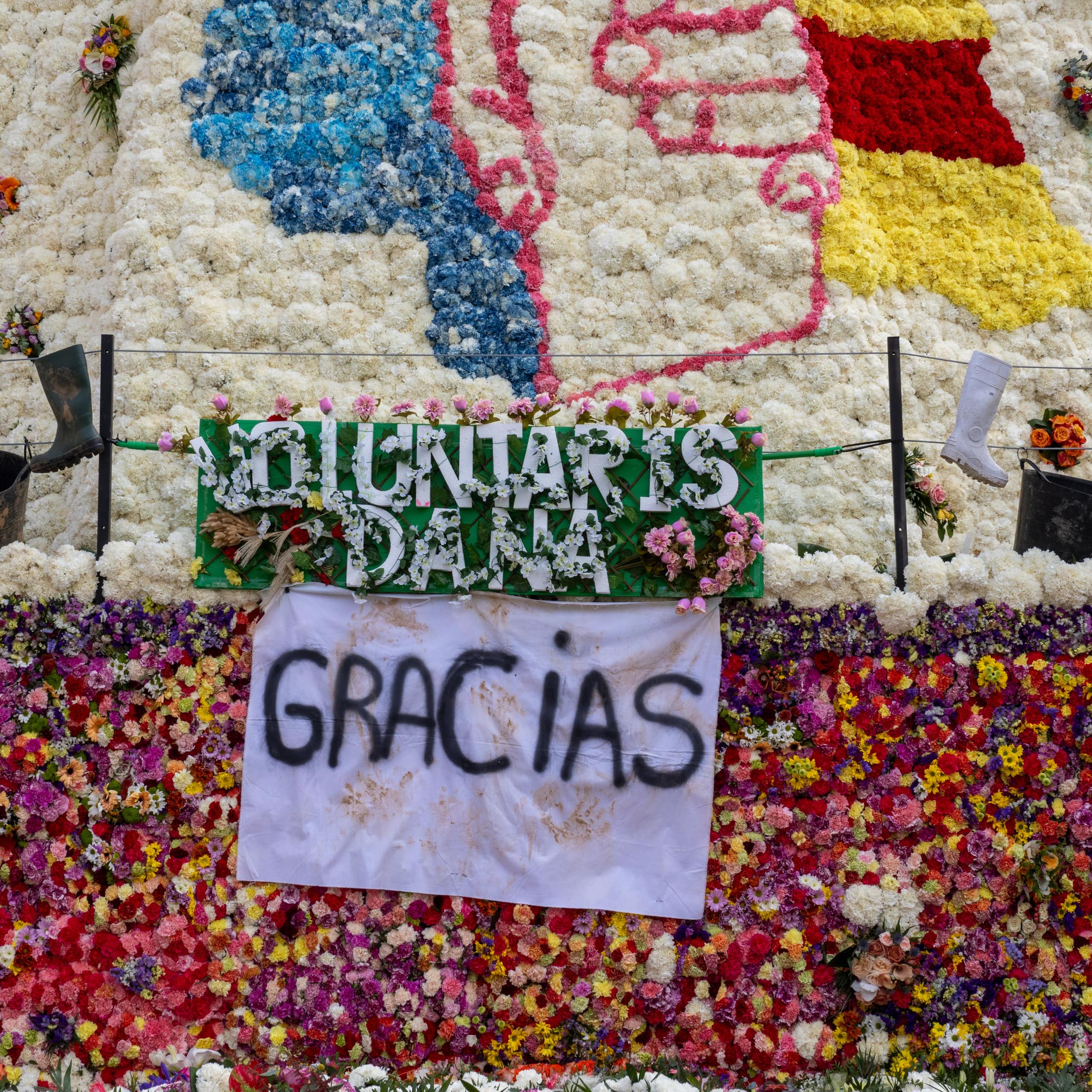 Detalle de un manto floral donde puede leerse "Voluntaris DANA, Gracias"
