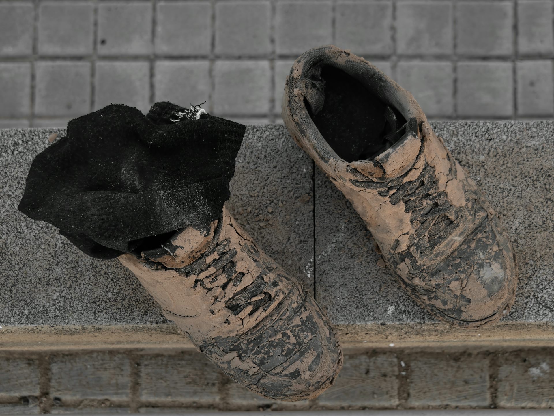 Dos zapatos embarrados.