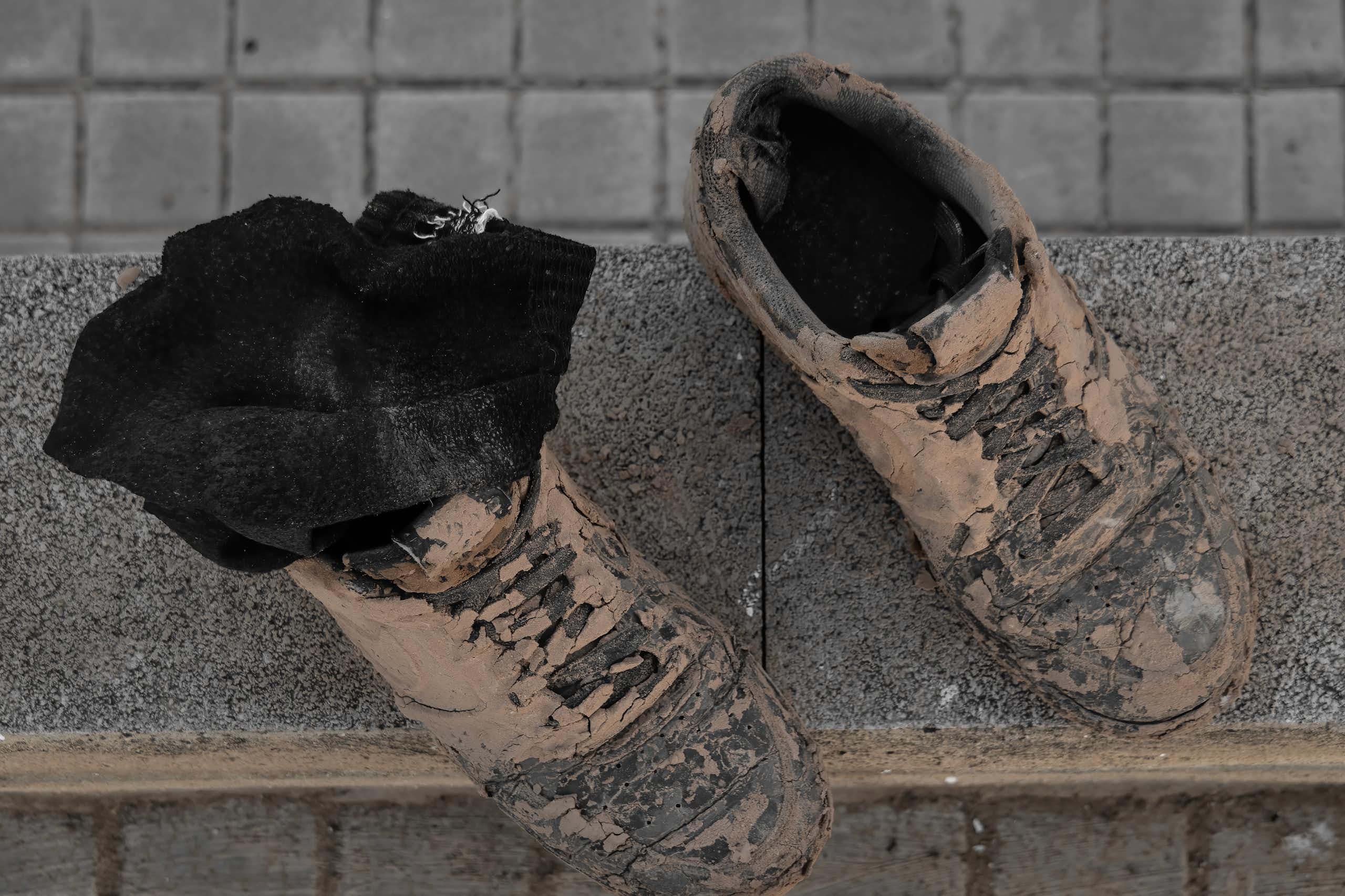 Dos zapatos embarrados.
