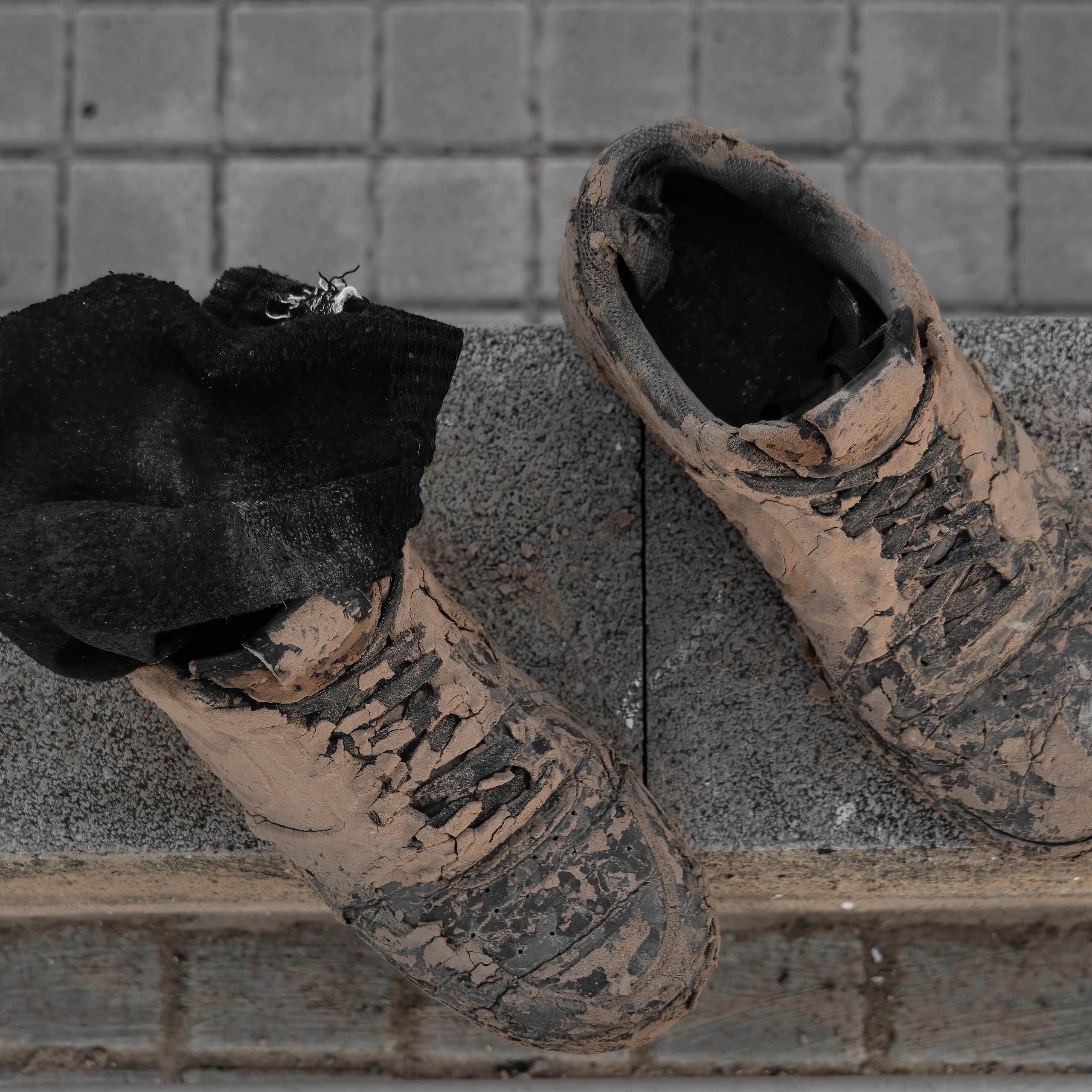 Dos zapatos embarrados.