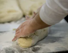 Un employé d’une entreprise spécialisée dans le « sans gluten » confectionne un pain.