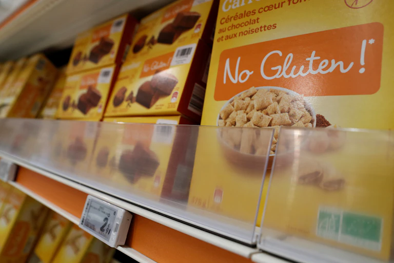 Un rayon de céréales sans gluten dans un supermarché