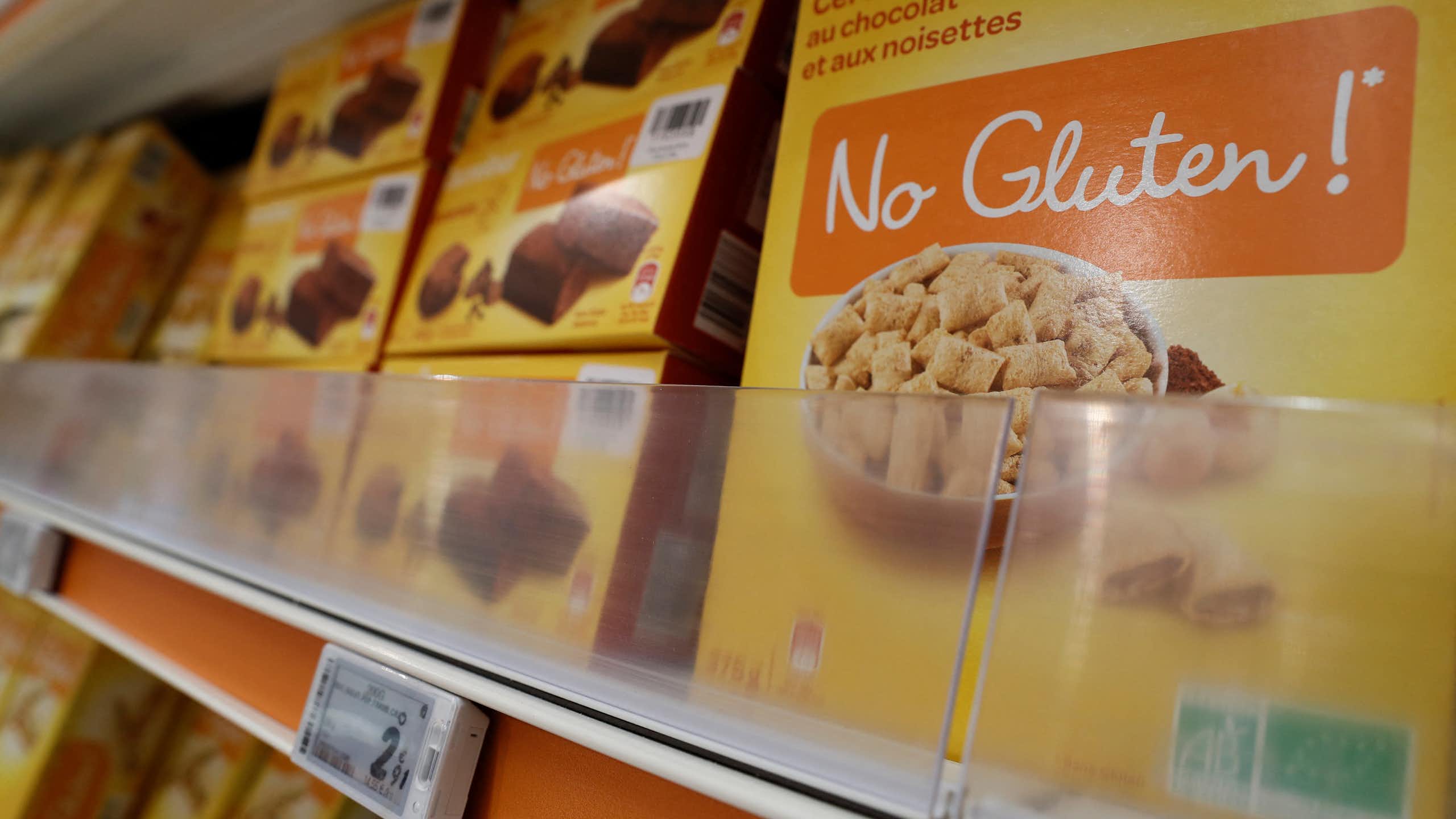 Un rayon de céréales sans gluten dans un supermarché