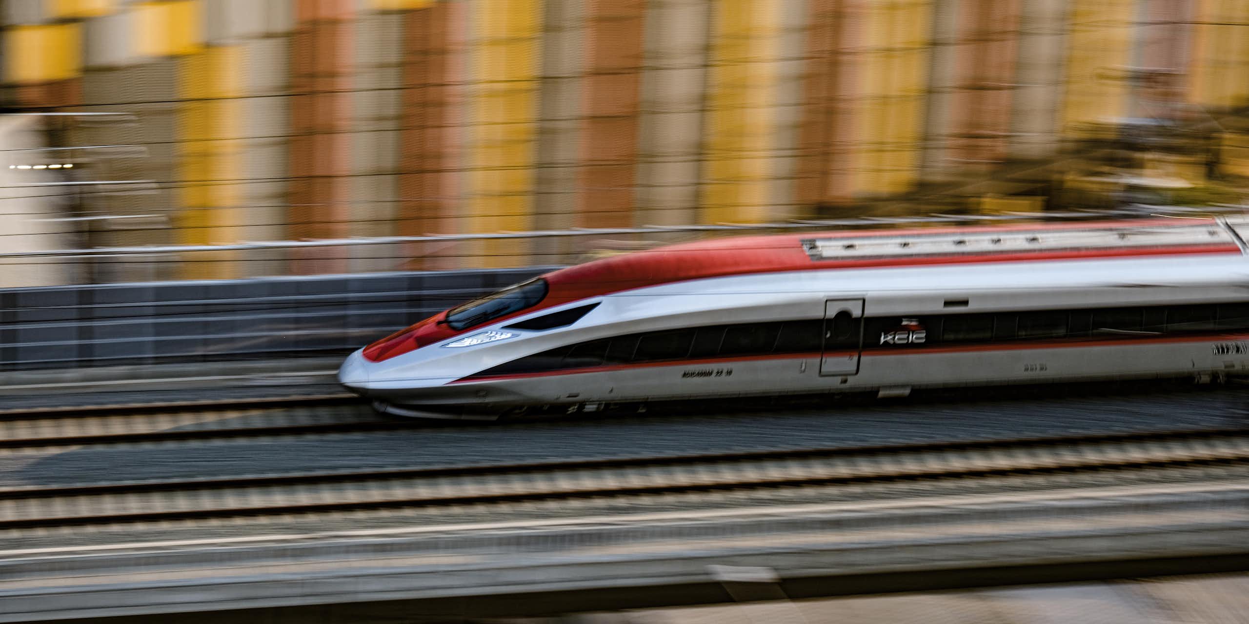 Dilema utang kereta cepat Whoosh: Mengejar kecepatan, mengancam kedaulatan