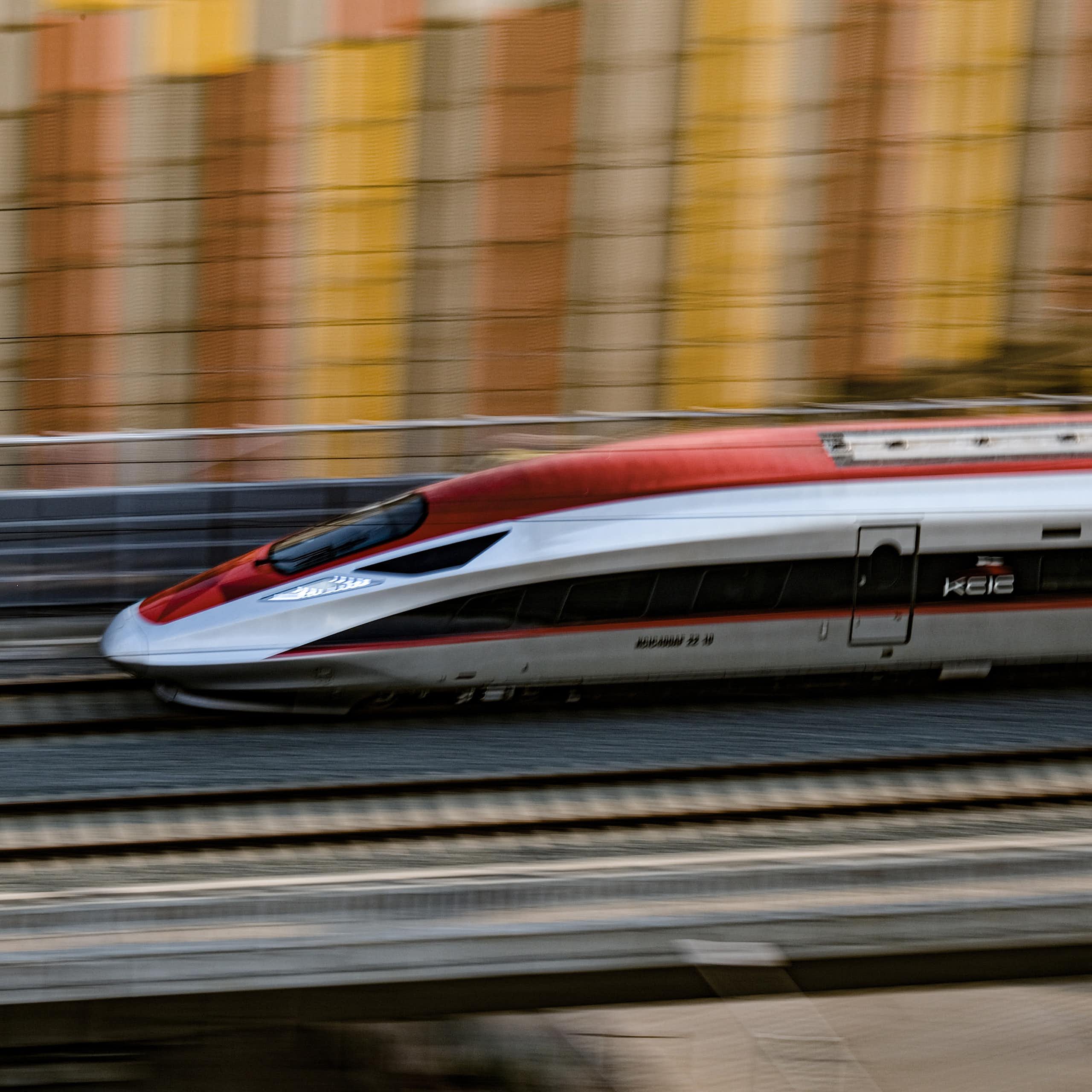 Whoosh menjadi proyek kebanggaan era Jokowi, namun saat ini membuat negara terjerat utang terhadap Cina.