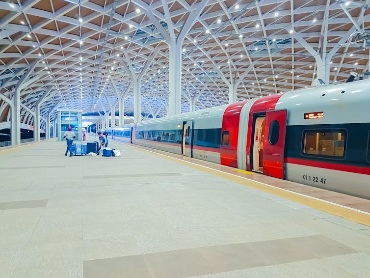 Whoosh kini menjadi perbincangan hangat akibat menumpuknya utang hingga ratusan triliun.