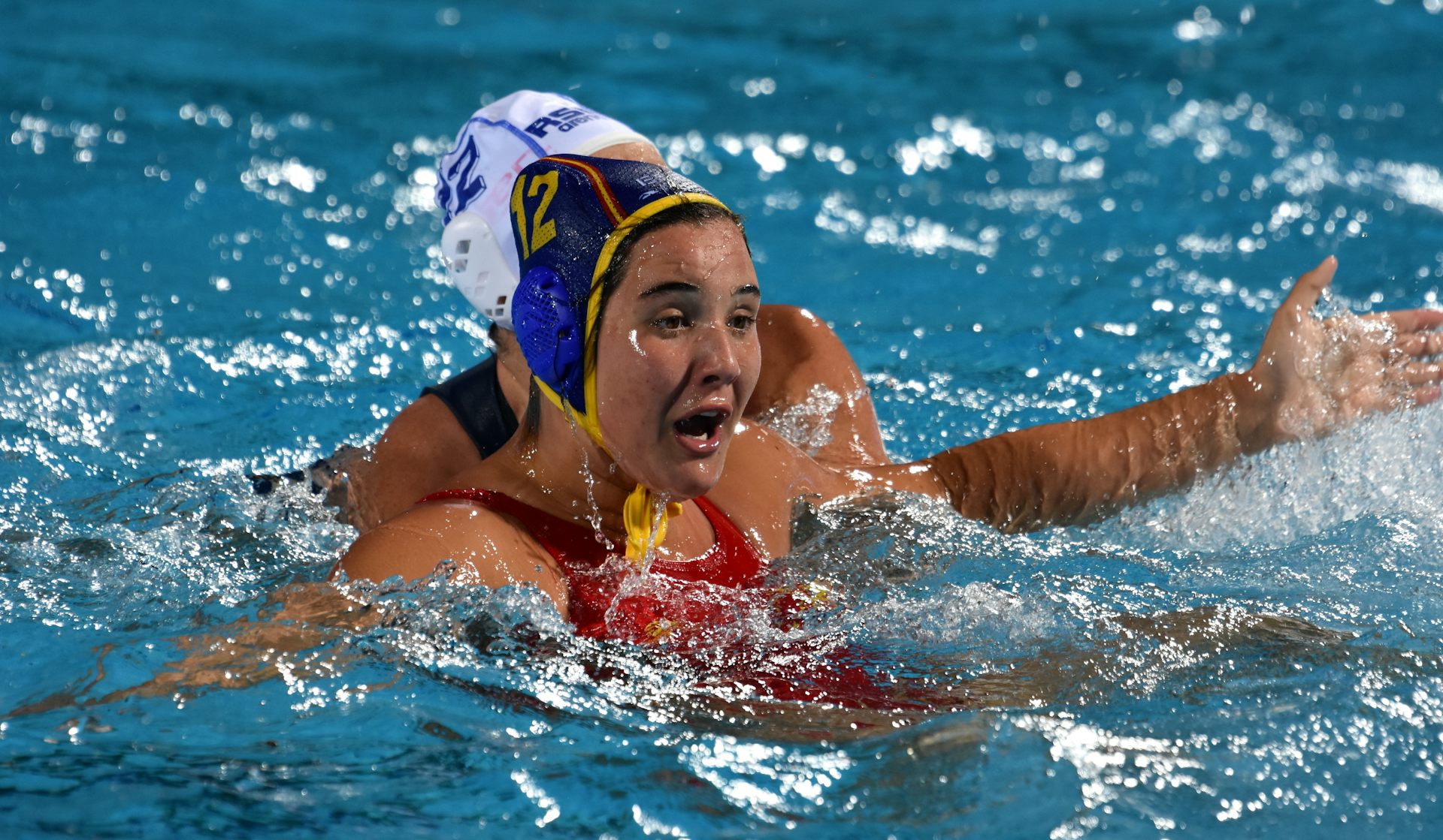 Una jugadora de waterpolo durante un partido.