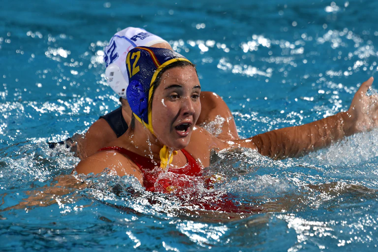 Una jugadora de waterpolo durante un partido.