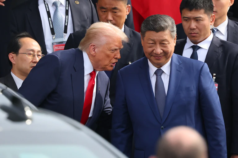 Donald Trump speaks with Xi Jinping.