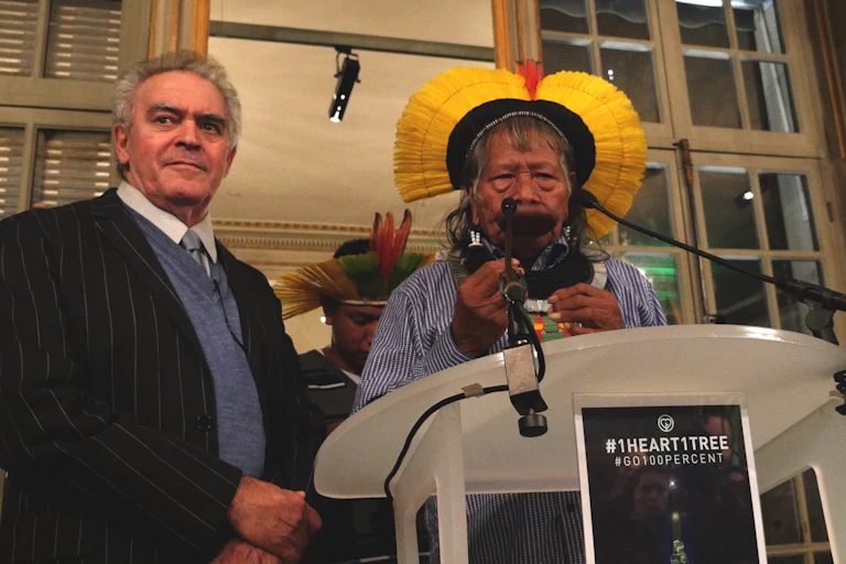 Le cacique Raoni Metuktire et son traducteur, le 29 novembre 2015, lors du lancement de l'opération « One Heart, One Tree » à la COP 21.