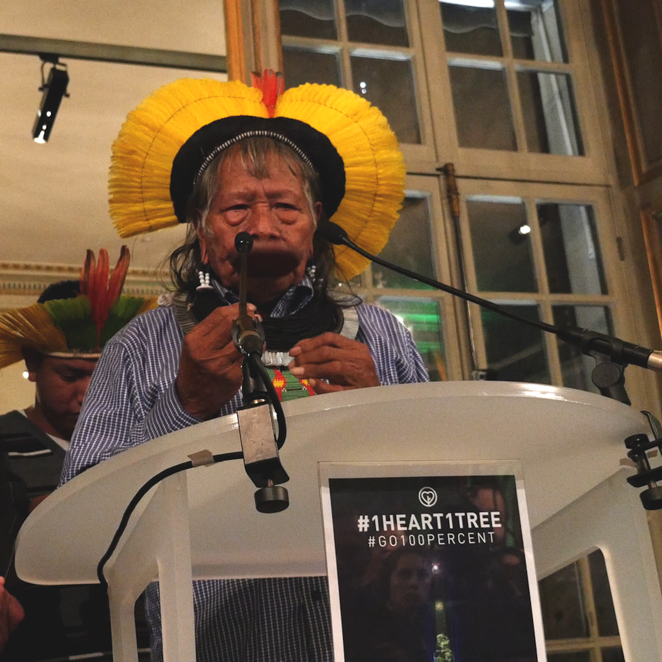 Le cacique Raoni Metuktire et son traducteur, le 29 novembre 2015, lors du lancement de l'opération « One Heart, One Tree » à la COP 21.