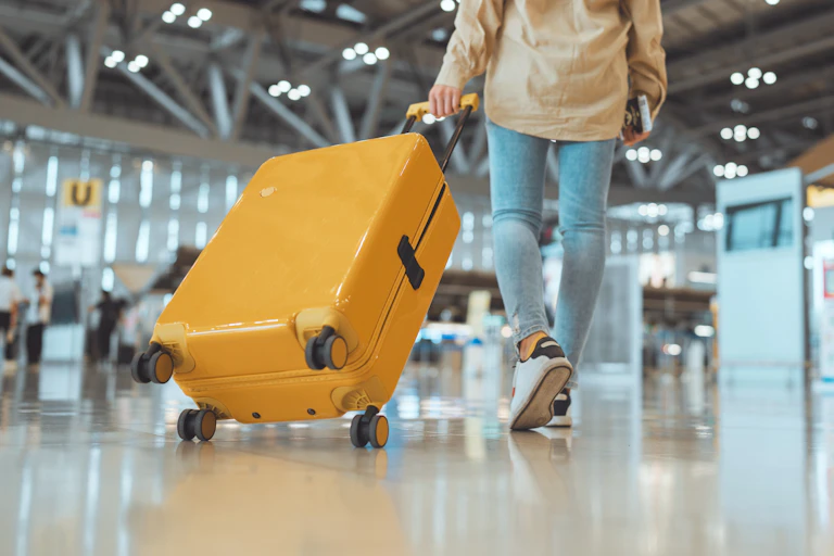 Un viajero arrastra su maleta en un aeropuerto