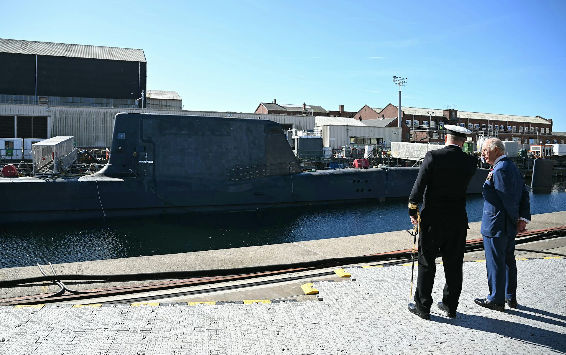 Charles III devant un sous-marin nucléaire.