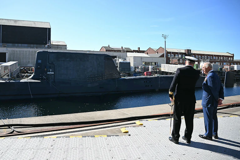 Charles III devant un sous-marin nucléaire.