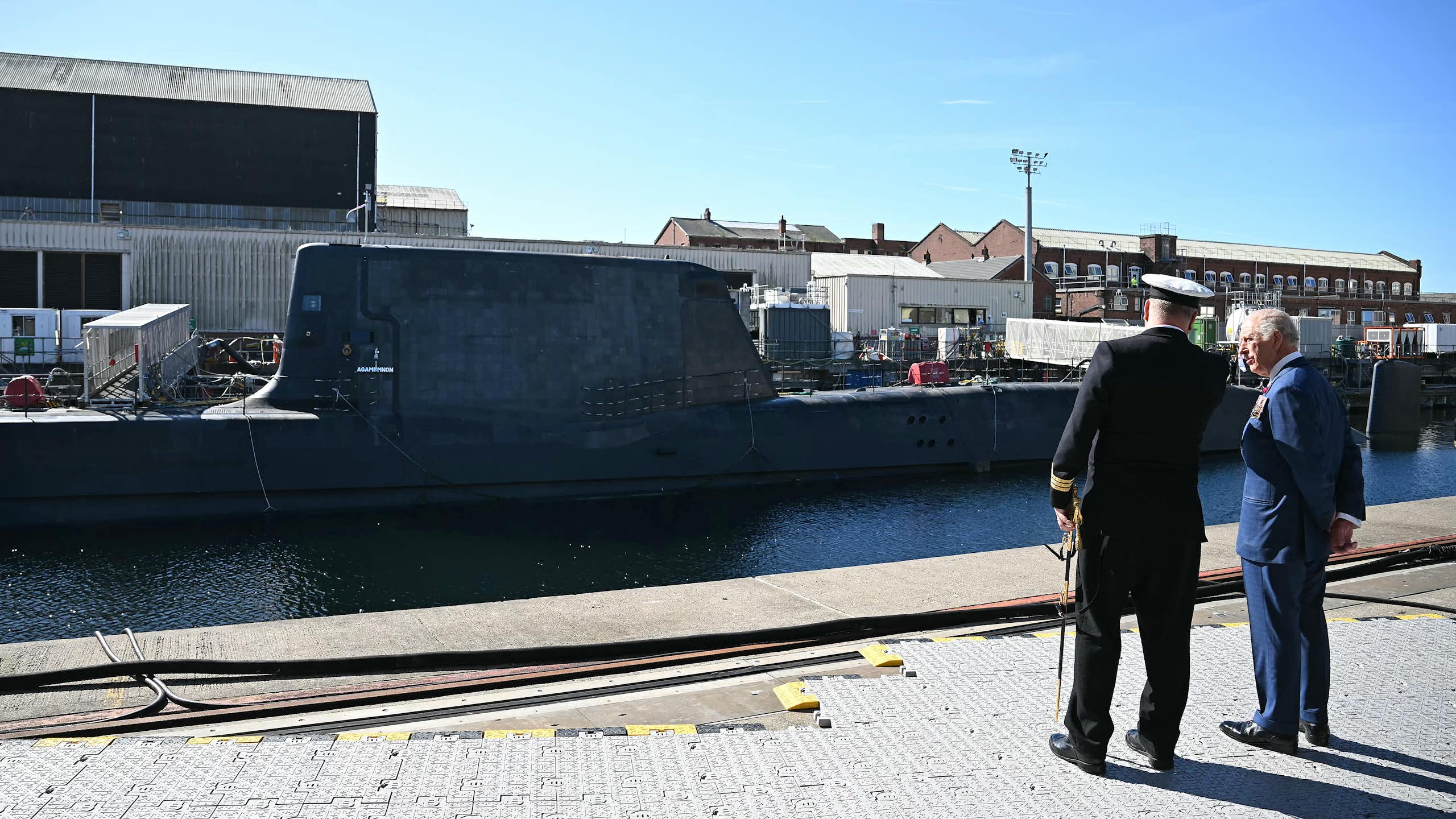 Charles III devant un sous-marin nucléaire.