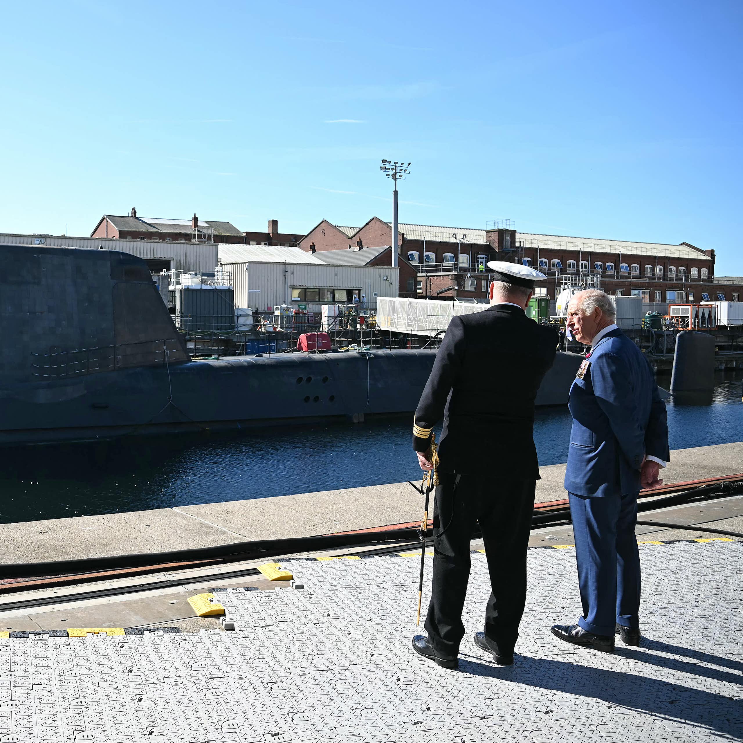 Charles III devant un sous-marin nucléaire.