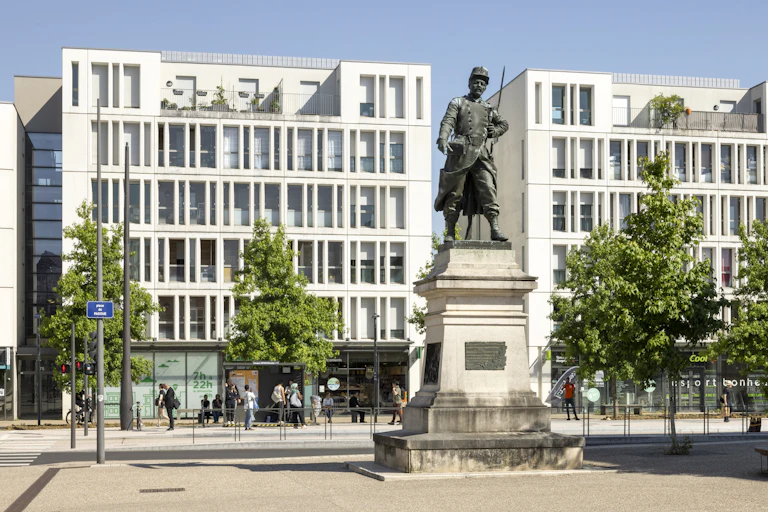 La statue du sergent Blandan, figure de la colonisation de l'Algérie, trônant à Nancy avant la pose d'un contre-monument.