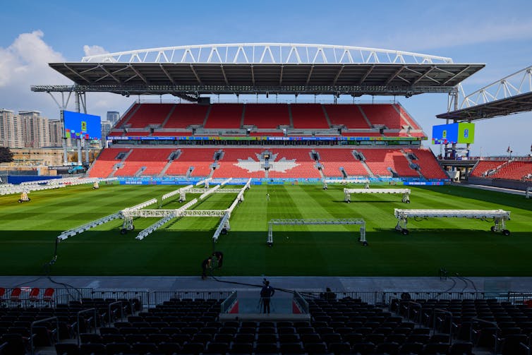 Plano amplio de un campo de fútbol profesional desde las gradas.